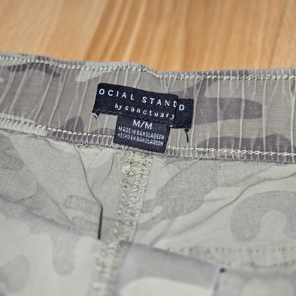Social Standard By Sanctuary Women's Camo Midi Shorts Size M - Picture 2 of 3